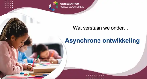 Kinderen schrijven geconcentreerd, wat de asynchrone ontwikkeling illustreert.