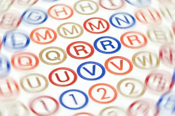 Letters en cijfers in cirkels, zoals 'R' en '2'. Dit doet denken aan de oorsprong van wat zijn leenwoorden, vaak overgenomen uit andere talen.