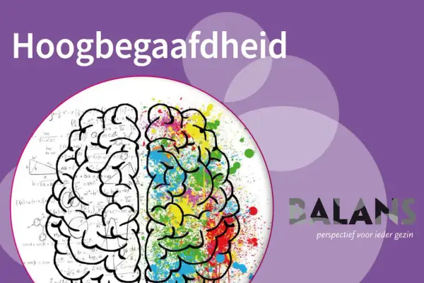 Een brein met wiskundige formules en kleurrijke verfspatten symboliseert hoog intelligent.